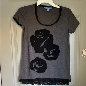 Simply Vera Vera Wang Charcoal and Black Floral Tee